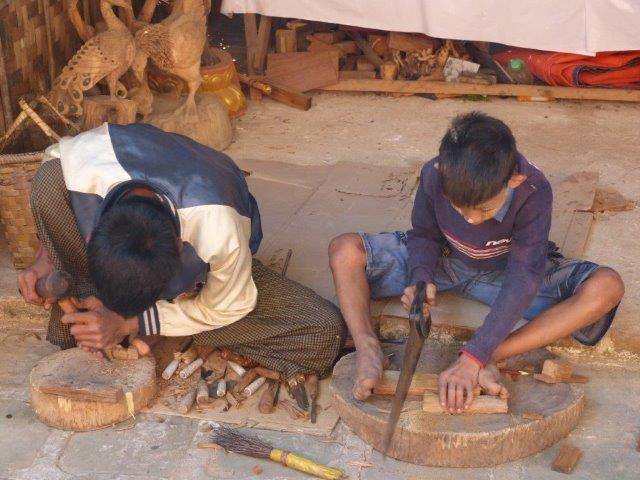 Holzschnitzereien werden direkt am Verkaufsstand hergestellt